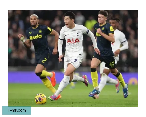 孙兴慜热刺对阵阿森纳比赛后温情安慰受伤对手展现体育精神