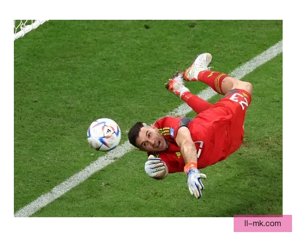 马丁内斯欧协联客场再现神扑面对嘘声挑衅扑救成焦点