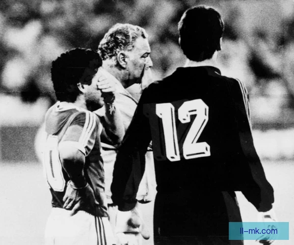 1990年世界杯西德淘汰荷兰，沃勒尔与里杰卡尔德双双染红引争议